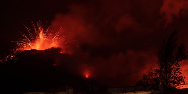 El volcán que escupe lava en la isla canaria de La Palma se calma