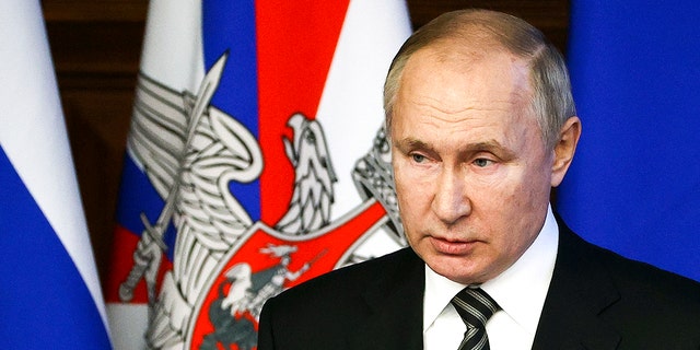 Rusijos prezidentas Vladimiras Putinas 2021 m. gruodžio 21 d., antradienį, sako kalbą išplėstiniame Rusijos gynybos ministerijos tarybos posėdyje Nacionalinės gynybos stebėjimo centre Maskvoje, Rusijoje. 