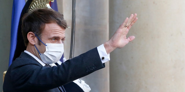 French President Emmanuel Macron wearing a protective face mask waves in Paris, 프랑스. (게티 이미지)