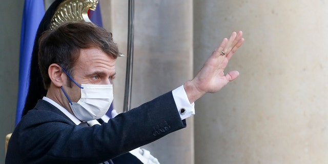 French President Emmanuel Macron wearing a protective face mask waves in Paris, 프랑스. (게티 이미지)