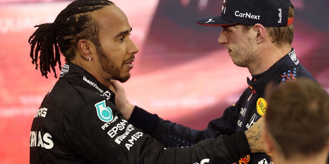 Hamilton (derecho) congratulates Verstappen after the race.