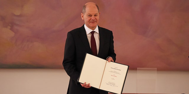 BERLIN, GERMANY - 十二月 08: New German Chancellor Olaf Scholz holds his certificate of appointment at Bellevue palace on December 8, 2021 in Berlin, 德国. (Photo by Emmanuele Contini/Getty Images)