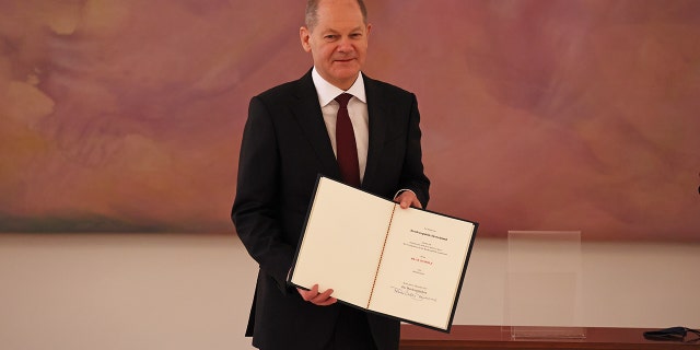 BERLIN, GERMANY - 十二月 08: New German Chancellor Olaf Scholz holds his certificate of appointment at Bellevue palace on December 8, 2021 in Berlin, 德国. (Photo by Emmanuele Contini/Getty Images)