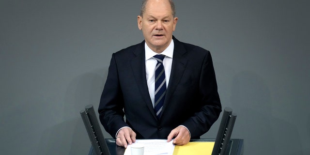 Le chancelier allemand Olaf Scholz prononce un discours lors d'une réunion du parlement fédéral allemand, Bundestag, au bâtiment du Reichstag à Berlin, en Allemagne, le mercredi 15 décembre 2021. 