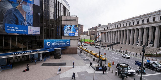ورودی ایستگاه پن، مدیسون اسکوئر گاردن و ساختمان James A. Foley در محله منهتن نیویورک.