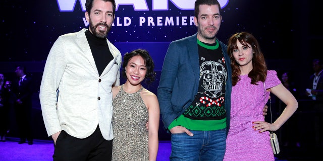 (L-R) Drew Scott, linda phan, Jonathan Scott, and Zooey Deschanel attend the Premiere of Disney's "Star Wars: The Rise Of Skywalker" a dicembre 16, 2019.
