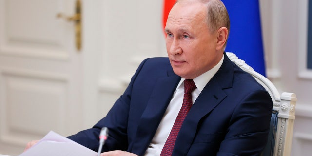 Der russische Präsident Wladimir Putin nahm an einer Videokonferenz in der VTB-Hauptstadt teil "Russland anrufen!" Investitionsforum in Moskau, Russland. (Über Michael Mitchell, Sputnik, Kremlin Pool Photo AP)