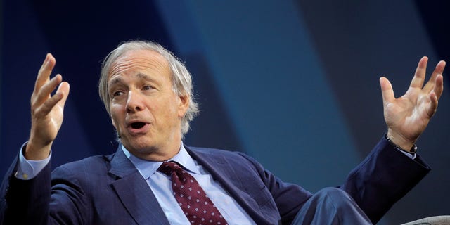 Ray Dalio, Bridgewater's Co-Chairman and Co-Chief Investment Officer speaks during the Skybridge Capital SALT New York 2021 conference in New York City, VS, September 15, 2021.  REUTERS/Brendan McDermid