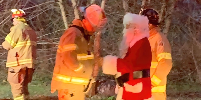 New Jersey firetruck Santa saves family from house fire