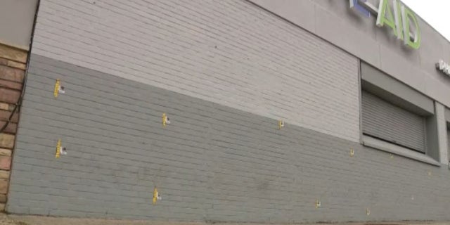 Die buitemuur van 'n nabygeleë Rite Aid is deurspek gelaat met koeëlgate van die skietery.