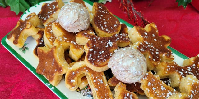 Estos panqueques de ponche de huevo están hechos con mantequilla batida de canela y nuez moscada y jarabe de arce con infusión de bourbon.