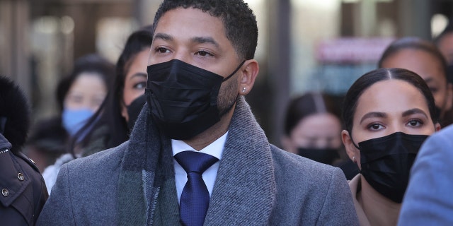 Viejo "Imperio" El actor Jussie Smollett abandona el edificio de los tribunales penales de Leighton cuando el jurado comienza las deliberaciones durante su juicio el 8 de diciembre de 2021 en Chicago, Illinois. 