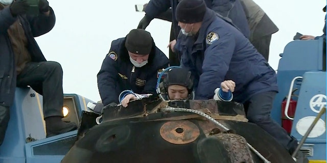 A equipe de resgate da agência espacial russa ajuda Yusaku Maezawa logo após o pouso da cápsula espacial russa Soyuz MS-20 no Cazaquistão, segunda-feira, 20 de dezembro de 2021. 