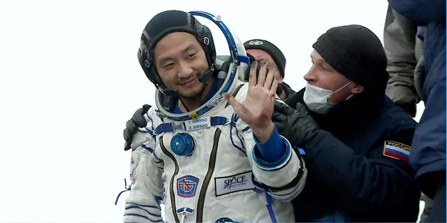 Yuzu Hirano est aidé de la capsule peu après son atterrissage au Kazakhstan, le lundi 20 décembre 2021. 
