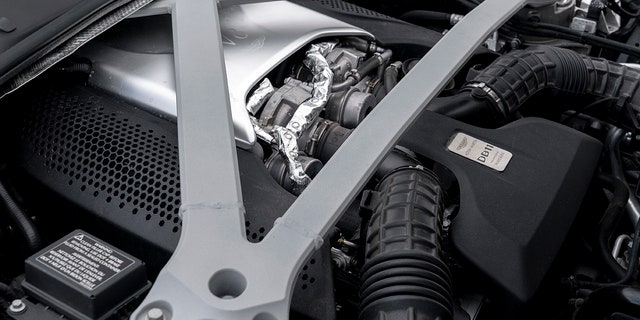 El V12 biturbo de 5.2 litros de Aston tiene una clasificación de 528 hp a 715 hp in various models.