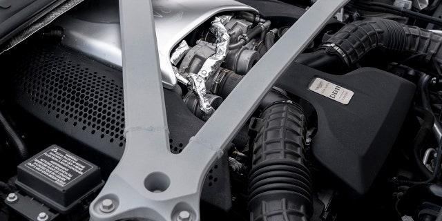 El V12 biturbo de 5.2 litros de Aston tiene una clasificación de 528 hp a 715 hp in various models.