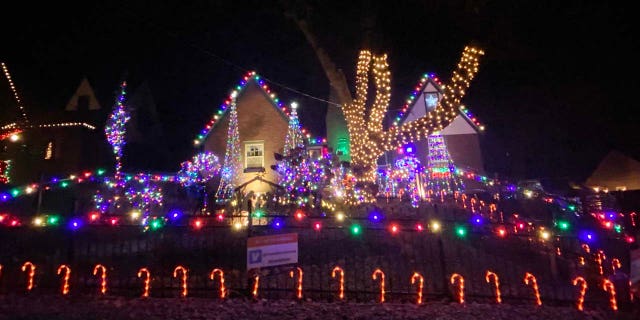 TravelGuides - Volunteers help Iowa man keep his Christmas light tradition going strong 4 Julie and Dale Marks' home in Des Moines, Iowa.