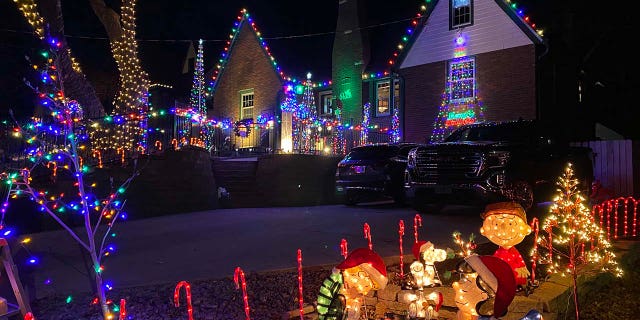 TravelGuides - Volunteers help Iowa man keep his Christmas light tradition going strong 5 Julie and Dale Marks' home in Des Moines, Iowa.