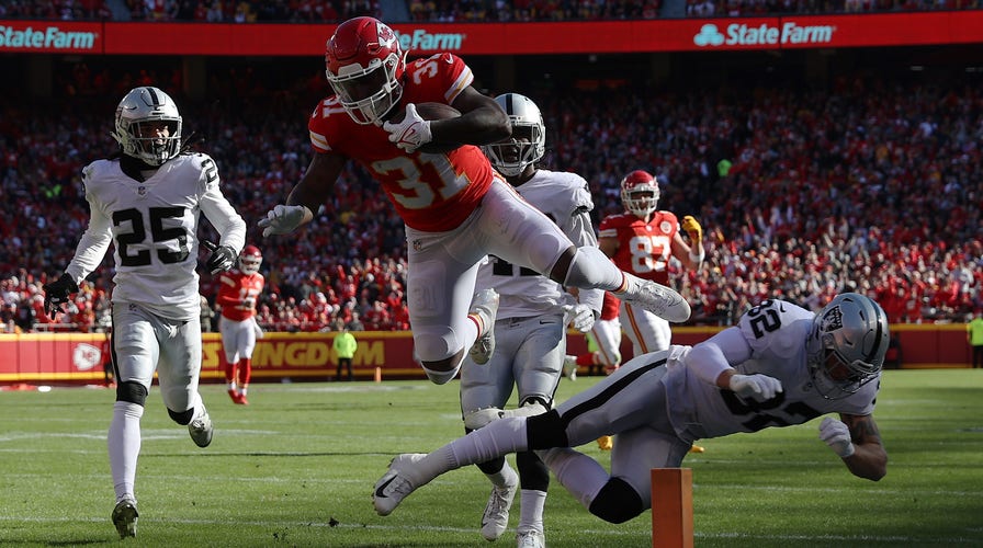 Chiefs score 5 touchdowns after Raiders break huddle on logo, Kansas City  leads 35-3 at halftime