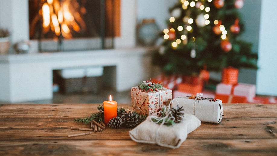 Interior de casa bellamente decorado en Navidad con un árbol de Navidad y regalos navideños