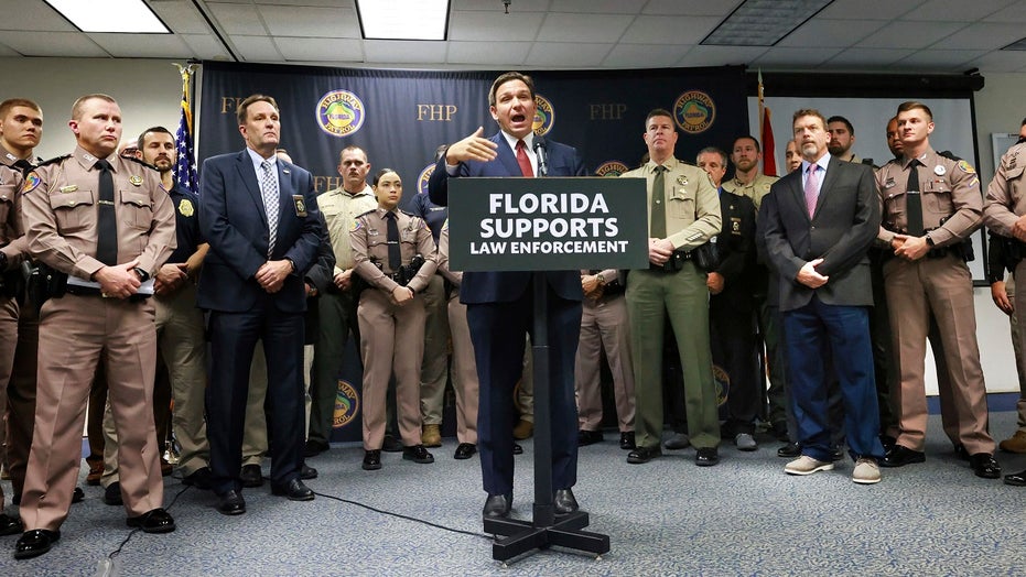 デサンティスは、州外から警官を募集することを推進している中、フロリダ州の警官の昇給を提案している