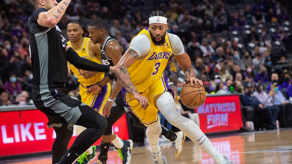 Lakers overcome James’ absence to beat Kings 117-92