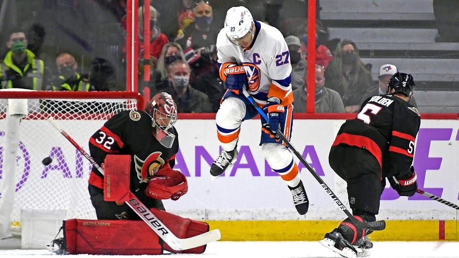 Islanders snap 11-game skid with 5-3 win over Senators