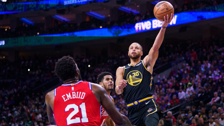 76ers delay Curry’s 3-point record bid, beat Warriors 102-93