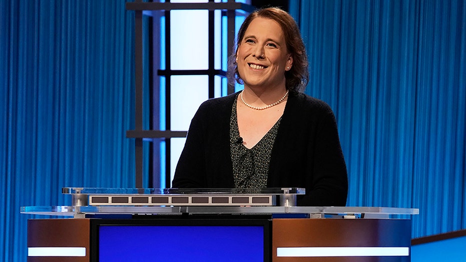 'Jeopardy!' champ Amy Schneider hits $  1 백만, 상을 받은 최초의 여성이 되다