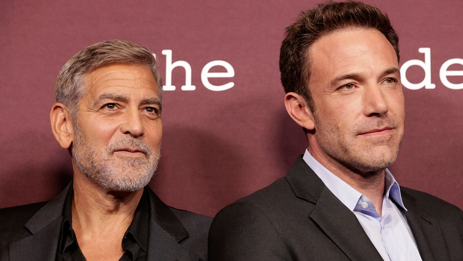 Ben Affleck은 Sexiest Man Alive 경쟁을 통해 George Clooney를 조롱합니다.: 'He likes that stuff'