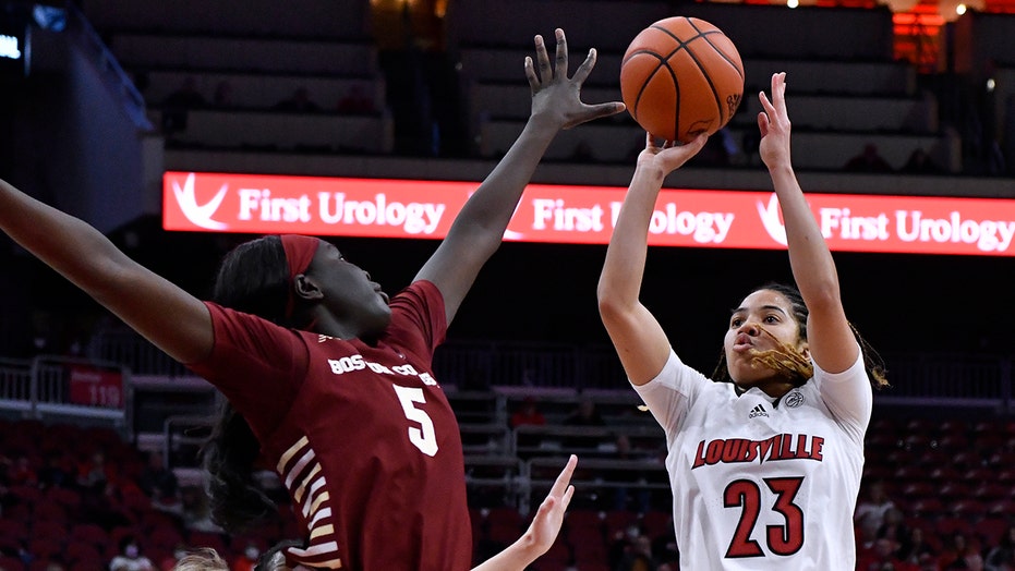 No. 3 Louisville shakes off lengthy break, routs BC 79-49