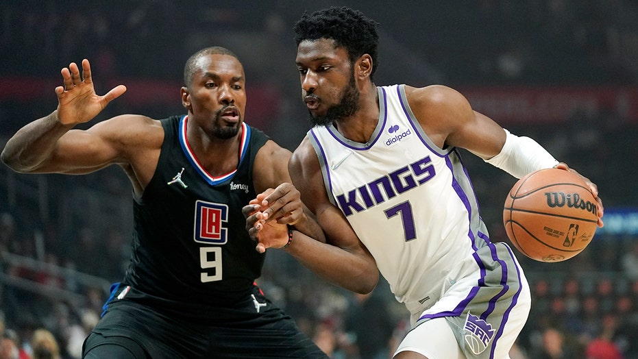Sacramento Kings rout shorthanded Clippers 124-115