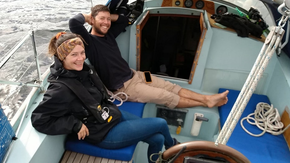 Pareja se sube a un barco a tiempo completo para navegar por Canadá: 'Living the dream'