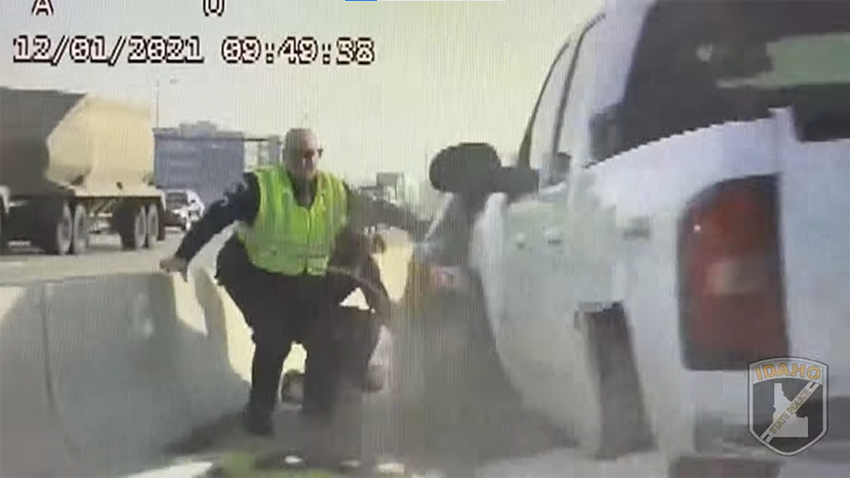 爱达荷州警察在帮助滞留的驾驶者时差点被皮卡车撞倒: 行车记录仪视频