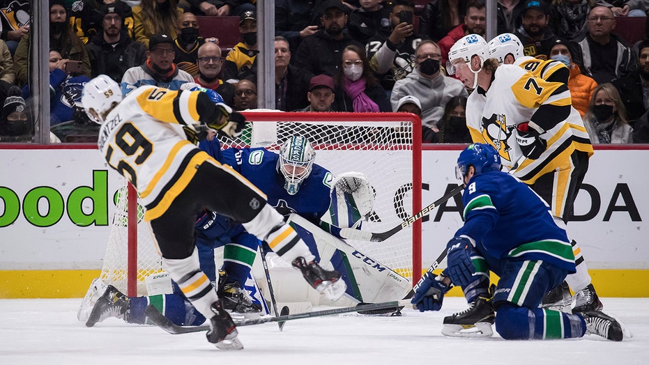 Guentzel scores 3 in 2nd period, Penguins beat Canucks 4-1