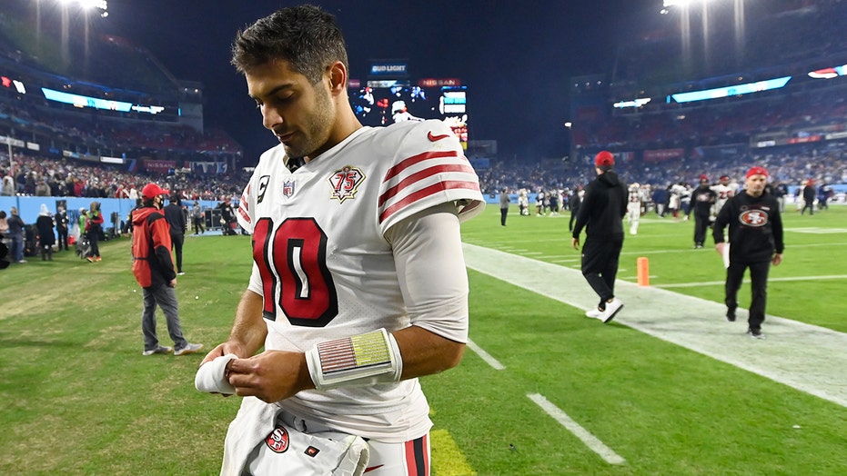 49ers' Jimmy Garoppolo dealing with injured right thumb