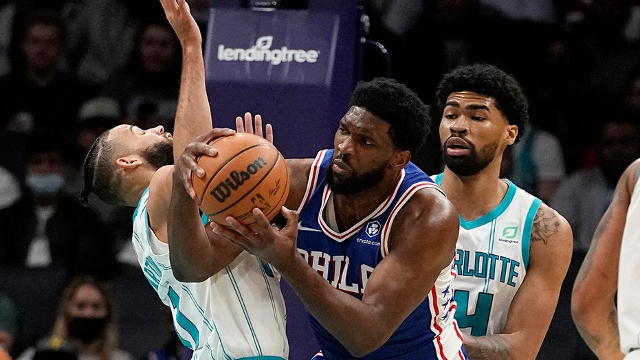 Embiid scores 43, 76ers hold off pesky Hornets 127-124 OTで