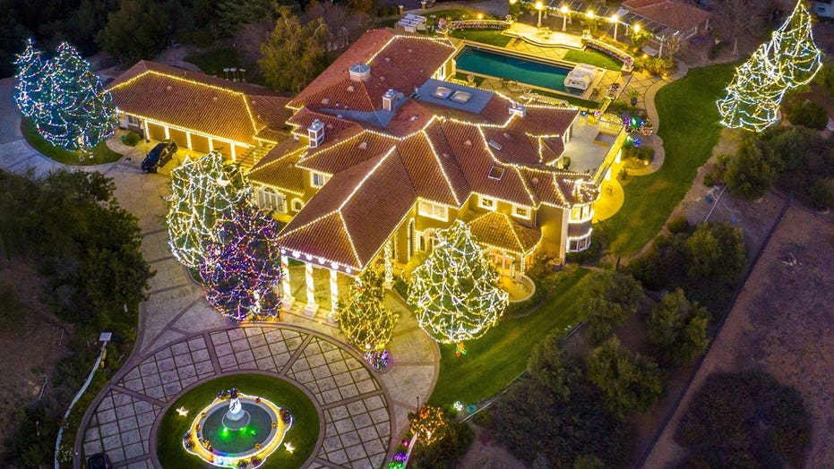 제이미 폭스가 킴 카다시안에게: 유명 인사들이 캘리포니아 맨션에서 거대한 크리스마스 조명 디스플레이를 과시합니다.