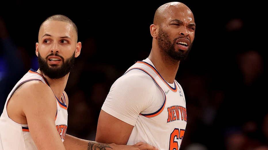 Knicks' Taj Gibson ejected early in game vs. Bulle, ref trek minagting van Mike Breen: 'Horrible officiating'