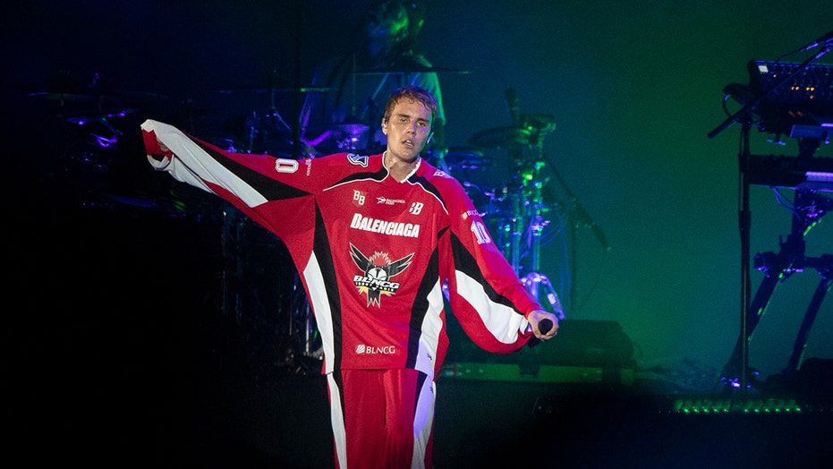 Justin Bieber tree ondanks betogings by Formule Een-ren in Saoedi-Arabië op