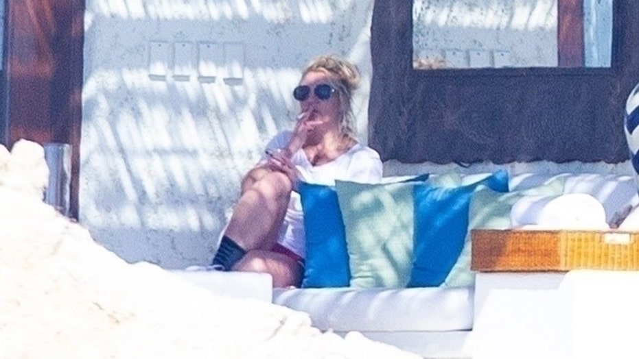 Britney Spears relaxes on vacation in Cabo after conservatorship win