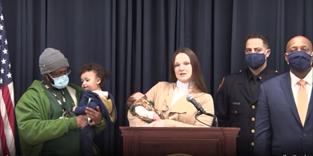 New York mom reunited with officer and paramedic who helped deliver baby on Christmas Eve - Vimarsana News