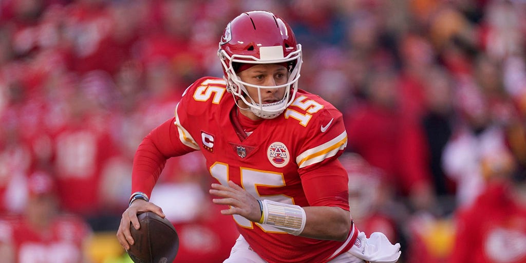 Patrick Mahomes Playfully Steers Travis Kelce Away from White House Podium