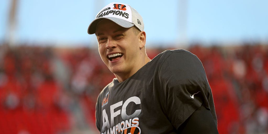 Bengals' Joe Burrow sports giant gold pendant with diamonds: 'I make too  much money to have fake ones'