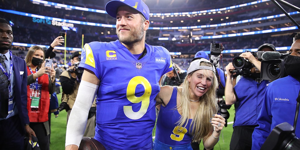 Los Angeles Rams QB Matthew Stafford Wife Kelly vs. 'Misogynistic Pig' -  and The Apology - Sports Illustrated LA Rams News, Analysis and More