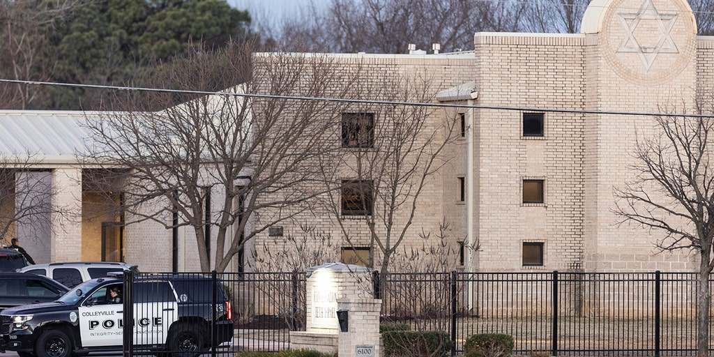 Texas synagogue hostage taker 'dropped off' at homeless shelter by man who hugged him, pastor says - Vimarsana News