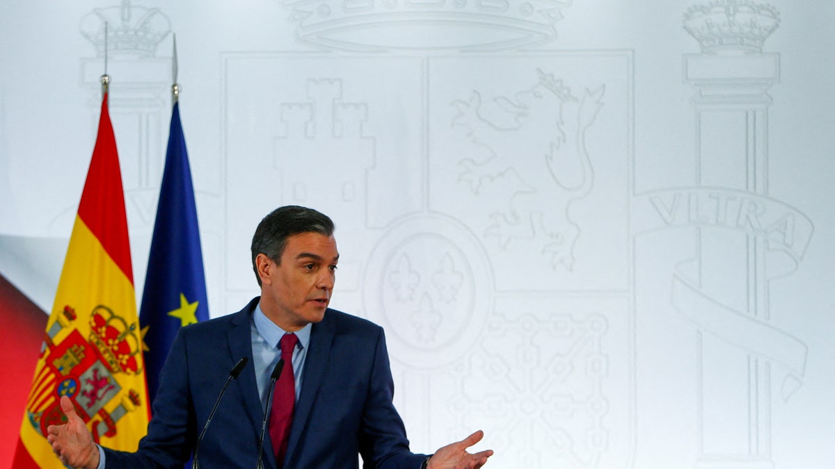 Spanish Prime Minister Pedro Sanchez speaks during a news conference, amid the coronavirus disease (COVID-19) pandemic, at Moncloa Palace, in Madrid, Spain December 29, 2021. (REUTERS/Javier Barbancho)