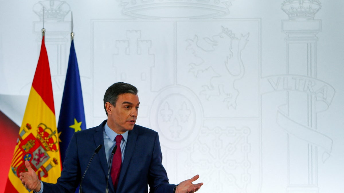 Spanish Prime Minister Pedro Sanchez speaks during a news conference, amid the coronavirus disease (COVID-19) pandemic, at Moncloa Palace, in Madrid, Spain December 29, 2021. (REUTERS/Javier Barbancho)