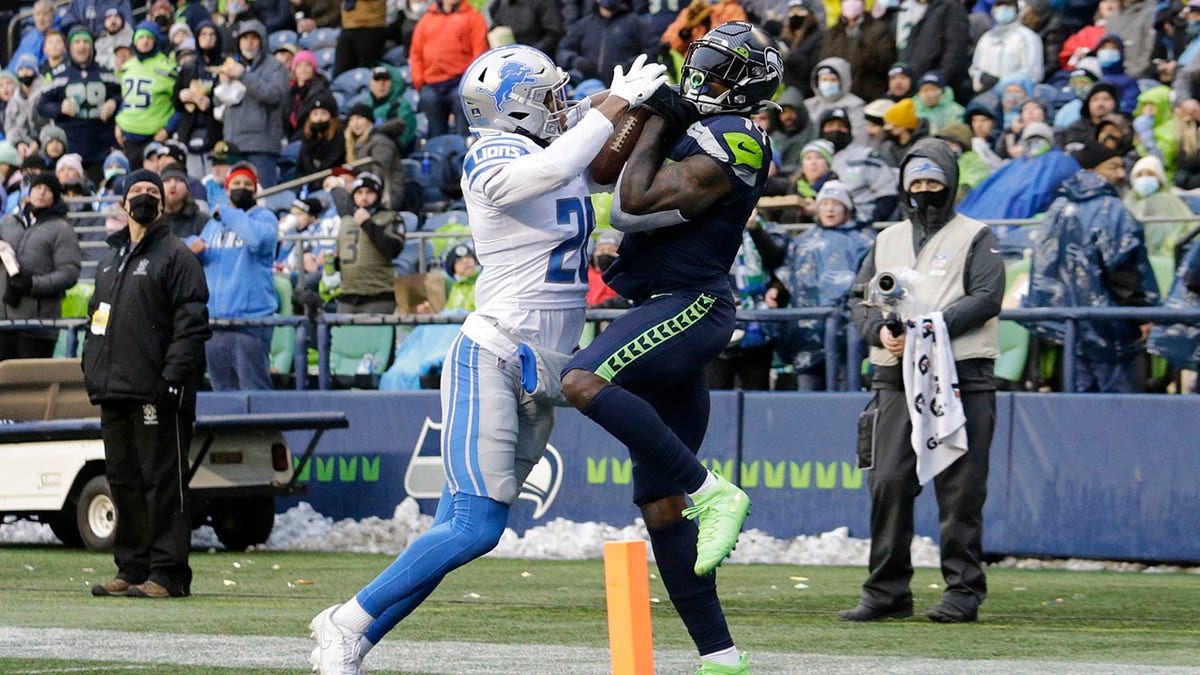 Penny, Metcalf lead Seahawks to blowout of Lions