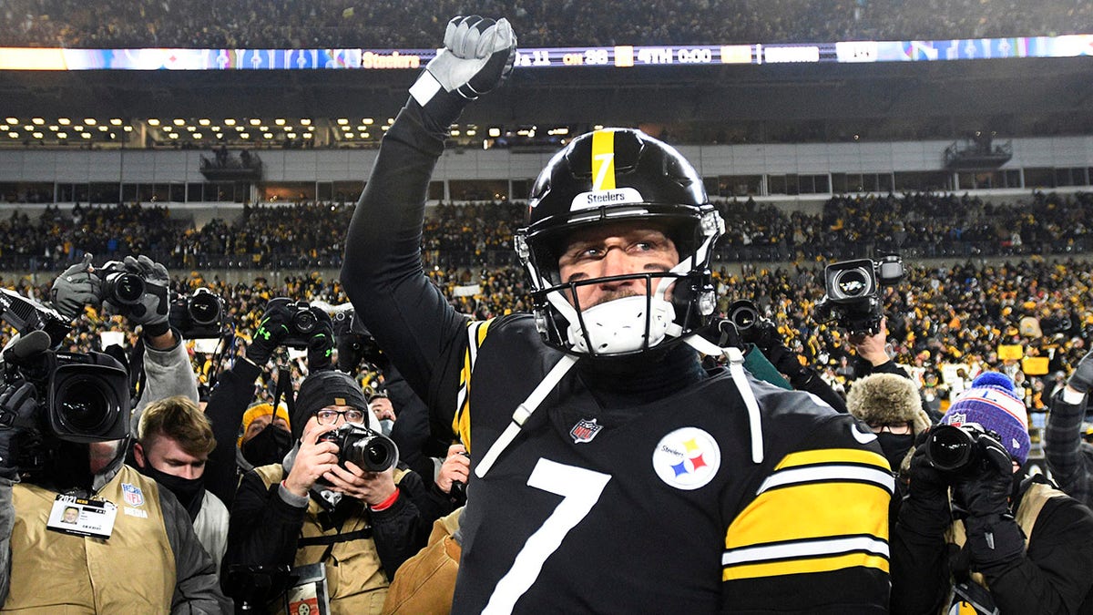 Ben Roethlisberger waves to fans